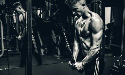 Stanie na głowie w jodze: korzyści, techniki i przeciwwskazania